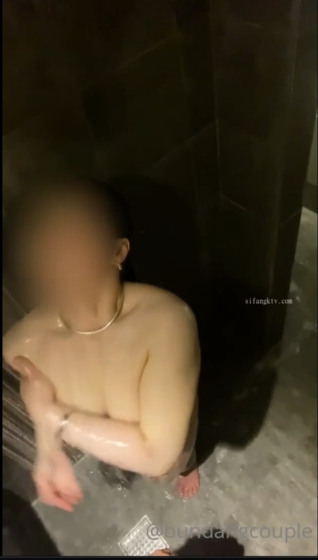 美女把屁股眼打开让男生桶高清内射后放尿排精
